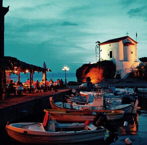 a group of boats are docked in a harbor at Karagiannaki in Skála Sykaminéas