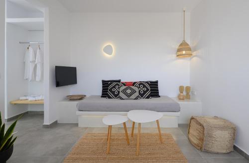 Телевизор и/или развлекательный центр в Thoè Oia Suites