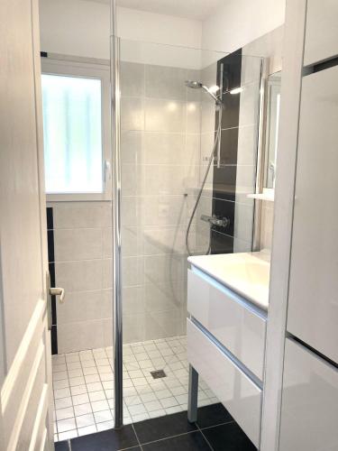 une salle de bain avec douche et lavabo dans l'établissement Maison Île d'Oléron - Proche plage, à Grand-Village-Plage