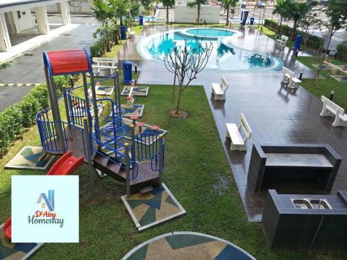 um parque infantil com escorrega e uma piscina em D'Aisy Homestay Sepang Klia Nilai em Sepang