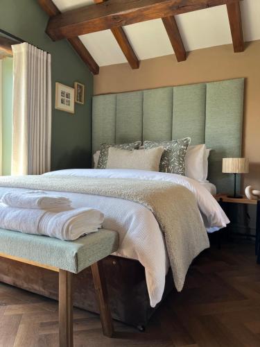 una camera con un grande letto con testiera verde di Saltonstall Airbnb a Halifax