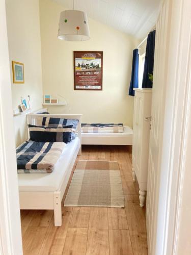 a small room with a bed and a window at Alte Heimat in Schwegenheim