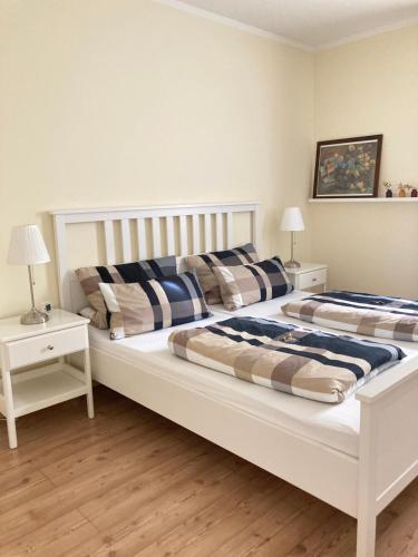 two beds sitting next to each other in a bedroom at Alte Heimat in Schwegenheim