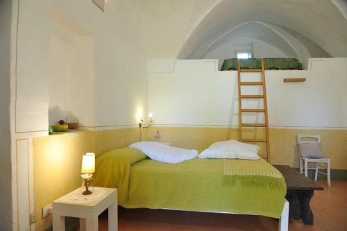 ウジェントにあるMasseria Cristoのベッドルーム1室(緑色のベッド1台、はしご付)