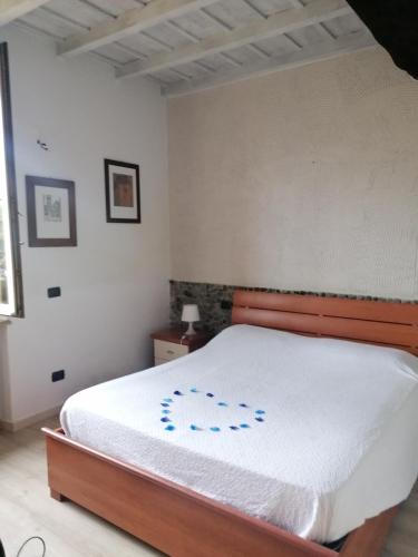 a bedroom with a bed with a white bedspread at Appartamento in storica Cascina Lombarda Cusago Rho-Fiera-San-Siro in Cusago