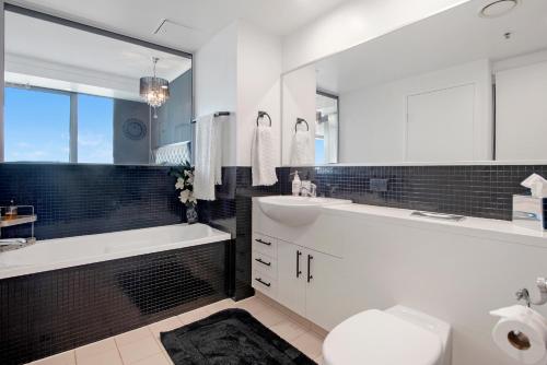 Ένα μπάνιο στο Couture Comfort - Luxe Chanel Themed Apartment