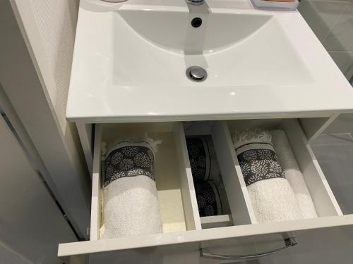 une armoire blanche avec des rouleaux de papier toilette dans l'établissement Chez Tony, à Périgueux