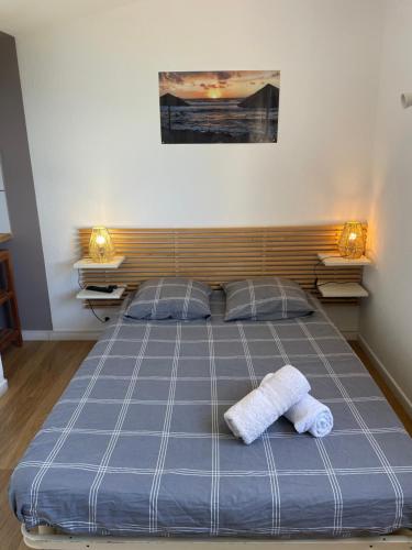 sypialnia z łóżkiem z dwoma ręcznikami w obiekcie Chambre chez l habitant 2 nuit maximum w mieście Porticcio