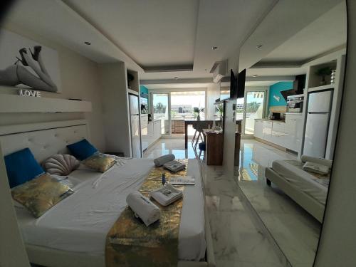 - un grand lit dans une chambre avec un miroir dans l'établissement Golden paradise 007 Helio 25, au Cap d'Agde