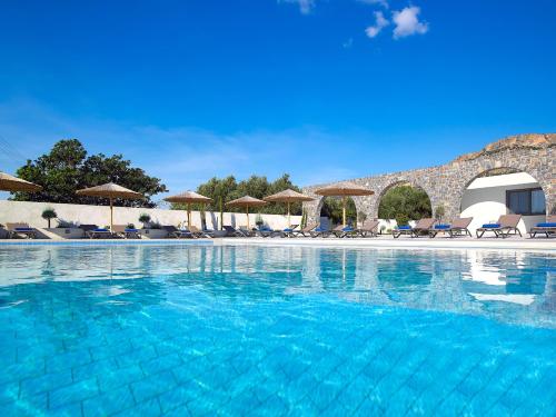einen Pool mit Stühlen und Sonnenschirmen in der Unterkunft Coriva Beach Hotel & Bungalows in Koutsounári