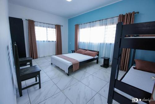 1 dormitorio con 1 cama y 1 litera en Kalina Résidence, en Mahajanga