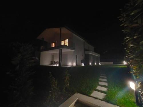 ein Haus in der Nacht mit eingeschaltetem Licht in der Unterkunft Villa Oliveto 24 in Bardolino