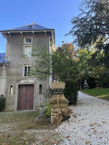 une maison avec un panneau devant dans l'établissement la Tour du Grand DUC, à Cenne-Monestiès