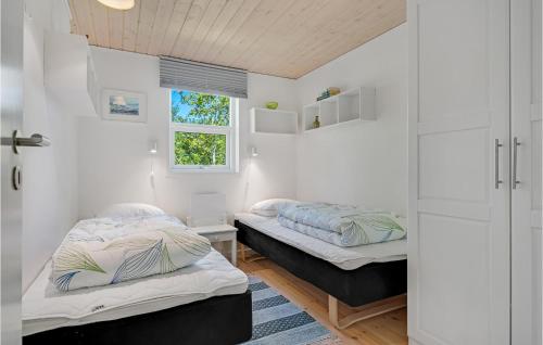 2 Betten in einem Zimmer mit weißen Wänden und einem Fenster in der Unterkunft Cozy Home In Give With Kitchen in Give