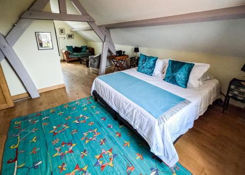 - une chambre avec un grand lit et un tapis bleu dans l'établissement 23, à Soulac-sur-Mer
