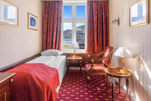 a hotel room with a bed and a window at Fleischer's Hotel in Vossevangen