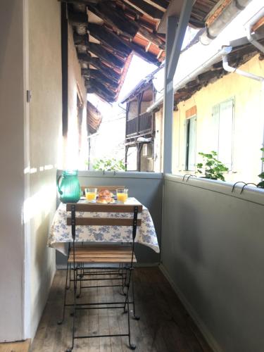 多爾多涅河畔波里耶的住宿－Mirabel，小阳台上的小桌子和椅子