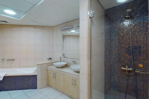 Koupelna v ubytování Al Sarrood Palm Jumeirah - Vacationer