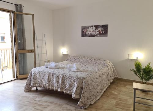 Un dormitorio con una cama con dos toallas encima. en Vintage Home, en La Caletta