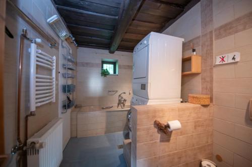 ein Badezimmer mit Badewanne, Toilette und Waschbecken in der Unterkunft Hermann Cottage in Keszthely