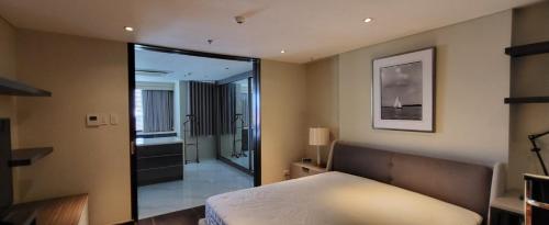 En eller flere senge i et værelse på Poblacion Penthouse Suite with Private Roofdeck