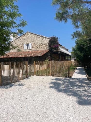 une clôture en bois devant une maison dans l'établissement Studio 2 personnes vue marais salant parking et terrasse proche commodité, à Hyères