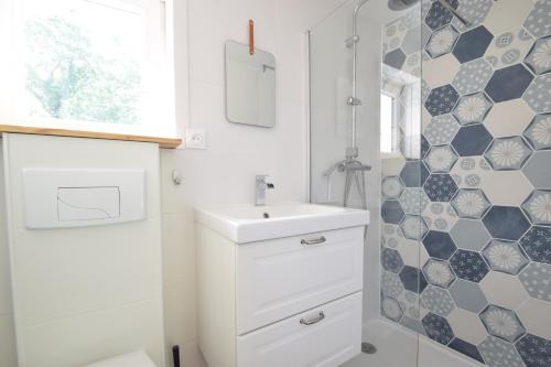 Koupelna v ubytování Adorable maison d'hôtes avec piscine- tiny house