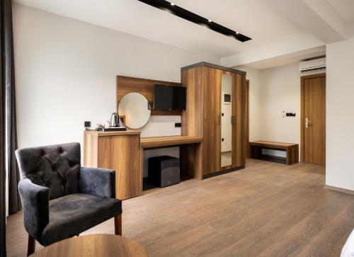 soggiorno con sedia e scrivania di Türkler Suite Hotel a Trabzon