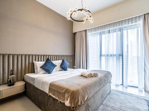 Postel nebo postele na pokoji v ubytování The Downtown Dreamer: A Trendy 1BR near Dubai Mall