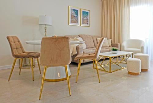 uma sala de estar com cadeiras e uma mesa em Apartament Sea Star em Pogorzelica