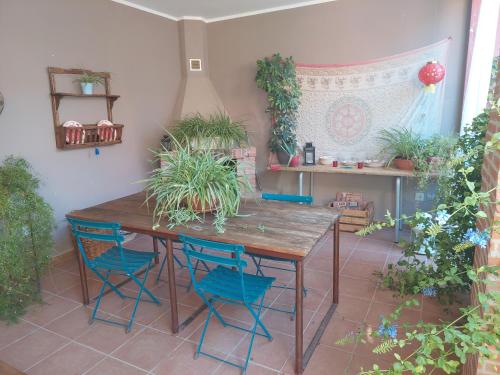 a table and chairs in a room with plants at Casa rural el atardecer in Belchite