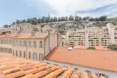 une vue depuis les toits des bâtiments d'une ville dans l'établissement Le Funiculaire - au pied de Notre Dame de la Garde, à Marseille