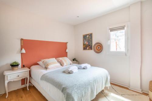 une chambre avec un lit et une fenêtre dans l'établissement Le Funiculaire - au pied de Notre Dame de la Garde, à Marseille