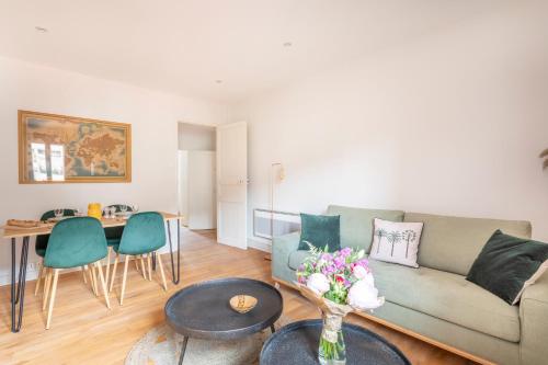 un salon avec un canapé et une table dans l'établissement Le Funiculaire - au pied de Notre Dame de la Garde, à Marseille