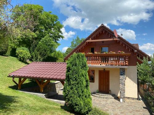 a small house with a porch and a balcony at Chata Pepa in Bobrovník