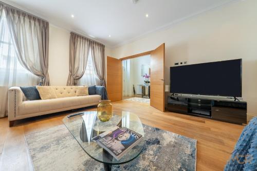 uma sala de estar com uma grande televisão de ecrã plano em The Shepherd Residence em Londres