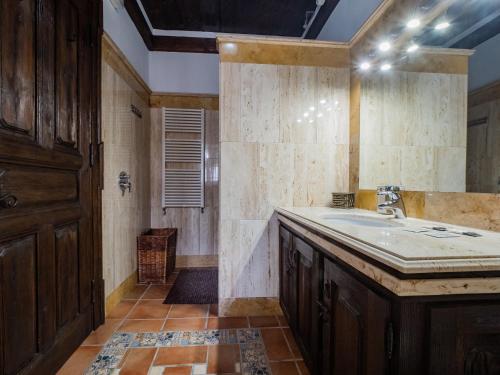Tu Villa Rural Los Campesinos 4 Dormitorios في لاورين إل غراندي: حمام مع حوض كبير ومغسلة