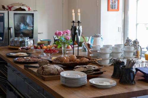 un tavolo con cibo, piatti e candele di Sikfors Herrgård a Hällefors