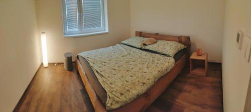 ein Schlafzimmer mit einem Bett in einem Zimmer in der Unterkunft CYKLOAPARTMANS in Krásno nad Kysucou