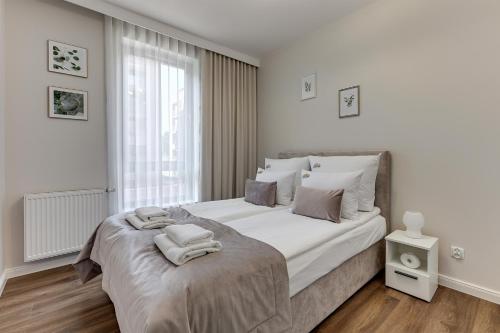 Ένα ή περισσότερα κρεβάτια σε δωμάτιο στο SCALA Apartments City Center & Parking by Downtown Apartments