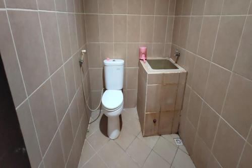 La petite salle de bains est pourvue de toilettes et d'un lavabo. dans l'établissement SPOT ON 92648 Wisma Padi Syariah Panyipatan, 