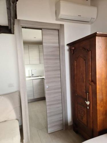 Cette chambre dispose d'un placard et d'une porte menant à une cuisine. dans l'établissement Grand studio 35 m2 avec mezzanine et vue mer, à Théoule-sur-Mer