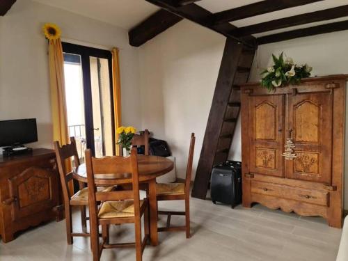 a dining room with a table and chairs and a door at Grand studio 35 m2 avec mezzanine et vue mer in Théoule-sur-Mer