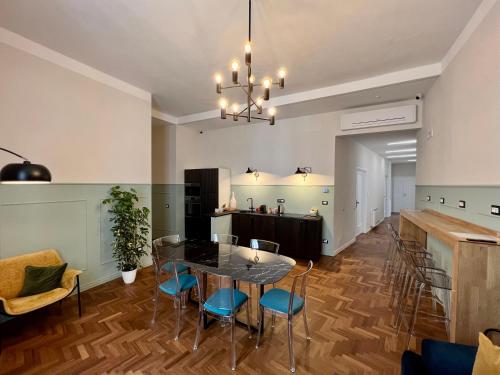 comedor y cocina con mesa y sillas en Be Your Home - Guest House Fuori Dal Porto, en Civitavecchia