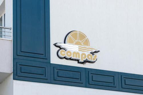 Compas Boutique Hotelに飾ってある許可証、賞状、看板またはその他の書類