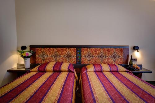 two beds sitting next to each other in a room at Parc Hotel Gritti in Bardolino