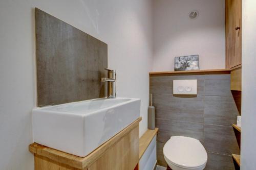 モルジヌにあるNeige et Soleil 3emeのバスルーム(白い洗面台、トイレ付)