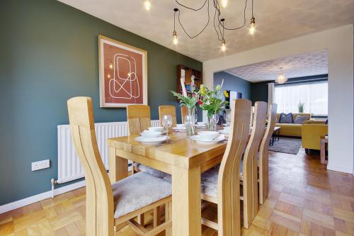 a dining room with a wooden table and chairs at Lyndhurst Forest Edge - Sleeps 6 in Lyndhurst