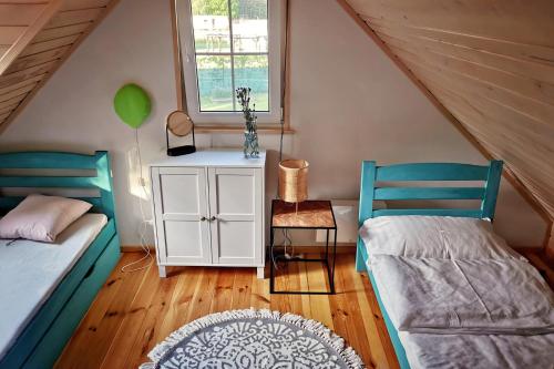 Ένα ή περισσότερα κρεβάτια σε δωμάτιο στο Domek na Skarpie