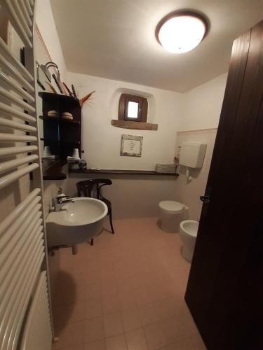 a bathroom with a sink and a toilet at Casale Don Giovanni in Prepotto